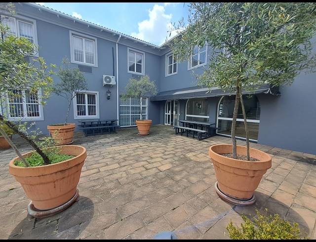 124M² OFFICE TO LET IN HYDE PARK
